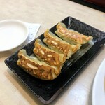 中華食堂 一番館 - 餃子は普通の皿なのに