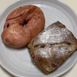 ハース ブラウン - フルーツリュスティック＆クランベリークリームチーズパン上から