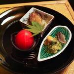 祇園 丸山 - 珍味：トマト、スナップエンドウ、黄身酢和え、はす芋