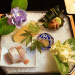 祇園 丸山 - 常陽花盛り　百合のすり流し、小鯛小袖寿司、土佐煮、焼き穴子、子芋土佐煮、フカヒレ煮こり