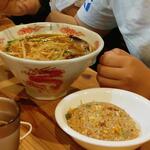麺屋遼太郎 - あかまる麺(0.5辛)←食べている途中 とセットで注文した炒飯 (2022.06.26)