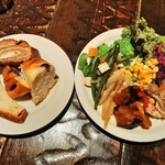 ナポリの食堂 アルバータ アルバータ - サラダのほかに野菜の前菜もバランス良く楽しめるサラダバイキング、パンのバイキングは甘い系がやや多め？