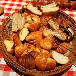 ナポリの食堂 アルバータ アルバータ - カゴにぎっしり10種類近く揃うパンのバイキング、切り口はややパサパサで乾き気味（その2）