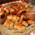 ナポリの食堂 アルバータ アルバータ - カゴにぎっしり10種類近く揃うパンのバイキング、切り口はややパサパサで乾き気味（その1）