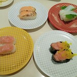 魚べい - 焼サーモン、えんがわ、まぐろたたき盛り、まぐたくぐんかん