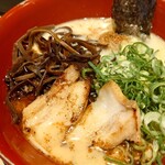 伝統熊本豚骨 伝 - 伝(800円)。