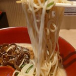 伝統熊本豚骨 伝 - 麺はこんなかんじ。