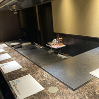 名駅 鉄板焼き 森本Ｘ Premium - 鉄板焼きコーナーはカウンター６席