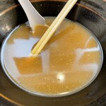 よこはま軒 - 『よこはまとんこつラーメン(醤油)』のスープ