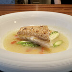 蒼 - 甘鯛 本日の仕立て
      鱗焼きにした甘鯛にナイフを入れたパリパリッとした音が耳障りが良いです♪
      骨から取ったスープとアスパラガスを合わせたアクアパッツァ、さっぱりとしながら旨味がある夏らしい料理です♪