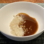 蒼 - 但馬玄のカレー
      但馬玄のスネ肉を煮込んだカレーがこの時点でも凄く美味しいです！
      お腹いっぱいなのにススゥーと入ってしまいます。
      適度なスパイス感とコンソメで炊いたご飯の食感の良さ、素晴らしいです♪