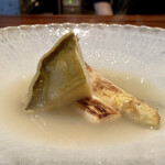 蒼 - 黒鮑 北海道コロボックルのホワイトアスパラ
      黒鮑の弾き返す食感が心地良く味わい豊かです♪
      白神山地の軟水を使いアスパラの皮や根と一緒に茹で焼いたホワイトアスパラ、拘り抜いた美味しさにうなづくだけです♪