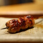 鳥しき - だんご。軟骨入りの粗挽きタイプ。美味しいです。