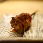 鳥しき - 皮もかなりの厚み。外はカリっと香ばしいです。