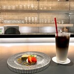 パフェ、珈琲、酒、佐々木 - 本日のケーキ / 冷たいカフェオレ
