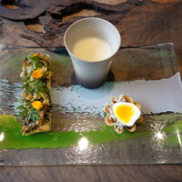 ル クーリュズ - 左から焼き海苔ペースト、ゴーヤのピクルス、チーズピザ風、上、ジャガイモの冷製スープ、しらすのタルト、うずら玉子、ビゴットソース