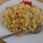 のざわ食堂 - 具は玉子・蒲鉾・人参・青ねぎが入っていて、ほのかな風味のカレー味