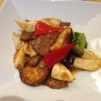 礼華　青鸞居 - 牛肉とモンゴイカの四川風甘辛炒め