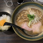 Sakanatobutatokurosambei - 魚出汁ラーメン　850円