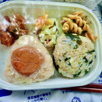 Kicchingemmiankisetsunookazutoobentou - 「おにぎりセット」梅、わかめ混ぜご飯の玄米おにぎり。フライドポテトぽいの、マヨ和えサラダ、マカロニがおかず。