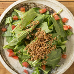 Popeye salad with spinach and crispy onions