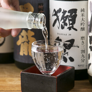 Carefully selected delicious sake and famous sake from all over the country that goes well with stone grilling