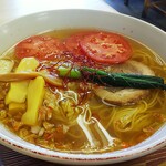 支那そば心麺 - 旨辛塩トマト白メンマラーメンを手前かみる。