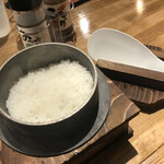 Okome To Yakiniku Niku No Yoichi - まだ硬い炊き立てご飯