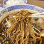 Ramen Karaku - スープ色に染まった低加水の中細麺