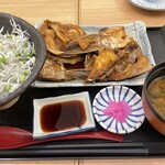 牧原鮮魚店 - 釜揚げシラス丼と兜・カマ煮定食