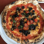 ピッツェリア チッチョ - 地中下のマリナーラ。オリーブたっぷりのピザ。チーズ好きには物足りないかもですが、これはこれでありです。