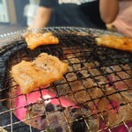 炭火焼肉 キョロちゃん - ミノ焼いてます♪