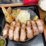 とんかつ 栄ちゃん - 上から全体図。半分以上が脂身。お肉の旨みは脂身にこそ宿る事を学ぶ。