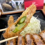 とんかつ 栄ちゃん - アスパラガスに副菜はロイヤルマンガリッツァちゃんの脂身を巻いたもの。これが主役級なのに副菜って。