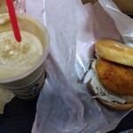 LOTTERIA - 熱熱なエビバーガーはシャキシャキの玉ねぎタルタルと