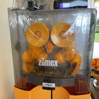 ファインダイニング - 自分で絞るオレンジジュース。だいたい2個で小さなコップ一杯になる。
