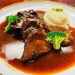 牛ホホ肉の赤ワイン煮込み