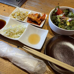 Sumibiyakiniku Shokujin En - サラダやキムチ、ナムルが最初に提供♬