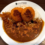 カレーハウス CoCo壱番屋 - クリームコロッケカレー（ライス400g）。とび辛スパイスをガッパリ振りかけて～ウスターソースをかけていただきま～す♪