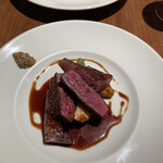 ターブルハラダ - しっかり温めたお皿の上にのせられたステーキ、好みの焼き加減でした❤️税込3850円
      付け合わせをフレンチフライのみか、フライ少量＋野菜に変更もできます。これは＋野菜。