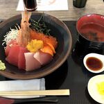 まぐろ神社 伊勢 - 圧巻の海鮮丼