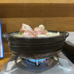 Idobata - 水炊き
                        きのことかのお野菜も美味しい
                        出汁でそのままか、ポン酢で食べる
                        もみじおろしと柚子胡椒も合う