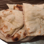 マサラ - おかわりナン、小さく切って提供されます。