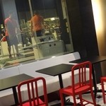 トータルフーズ - カフェを しながら、
トレーニングジム 『 TOTAL Workout 』 の 様子を見る事ができます。