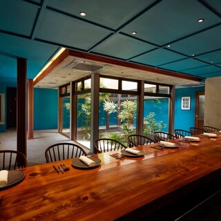 海を感じるレストラン。壁とライトの色味によって変化する空間