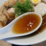 江戸麺 GOODLE - 鶏と豚ベースに醤油ダレの魚介も効いたスープ