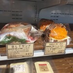 ベルテコ - 店内は美味しそうなパンだらけ