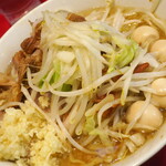 ラーメン二郎 - ラーメン半分＋ニンニク多め＋うずら