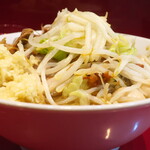 ラーメン二郎 - ラーメン半分＋ニンニク多め＋うずら
