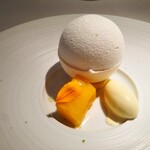 レストランひらまつ 広尾 - デザート　横山さんのマンゴーとパッションフルーツのヴァシュラン　ヴェルヴェーヌのアイスクリーム